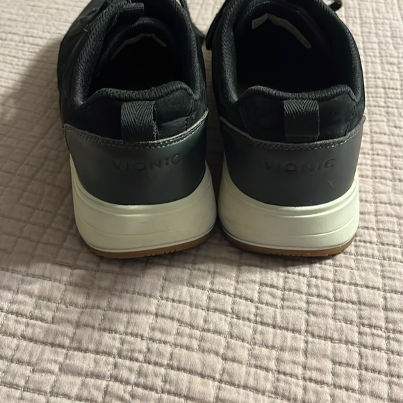 Vionic black tennis shoe Rechelle. Black. 8.5. Dark grey logo - Picture 2 of 9